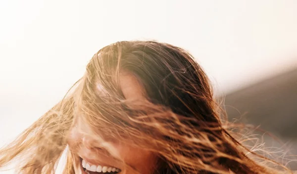 Συμβουλές για να προστατεύσουμε τα μαλλιά μας το καλοκαίρι