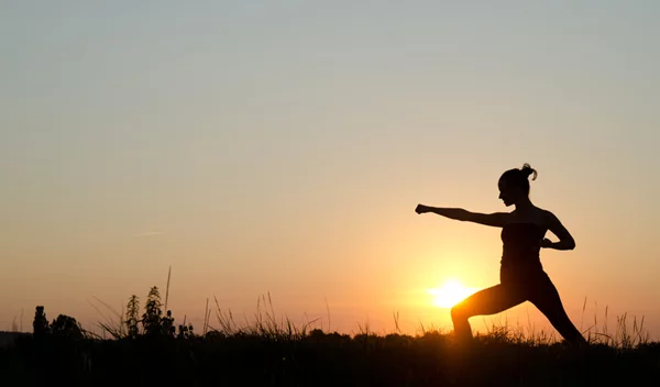 Περπάτα ξυπόλητη στο γρασίδι και βελτίωσε την υγεία σου