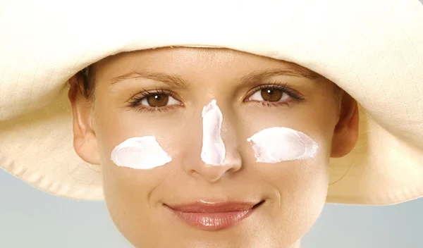 3 σημαντικά πράγματα που πρέπει να ελέγχουμε στη συσκευασία των αντηλιακών