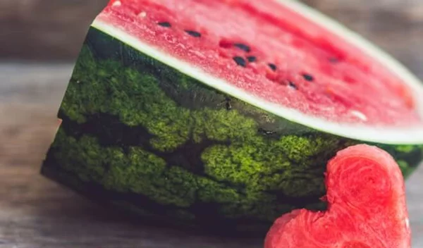 5 σημεία που πρέπει να κοιτάς για να επιλέξεις το πιο νόστιμο καρπούζι