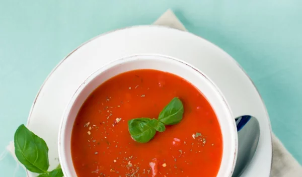 Η συνταγή για κρύα ντοματόσουπα (χωρίς βράσιμο) στο μπλέντερ θα σου αλλάξει τη ζωή!
