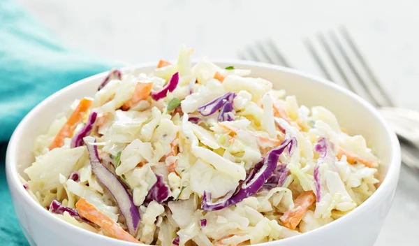 Η πολίτικη σαλάτα σε 2 παραλλαγές: θες πικάντικη ή κλασική συνταγή;