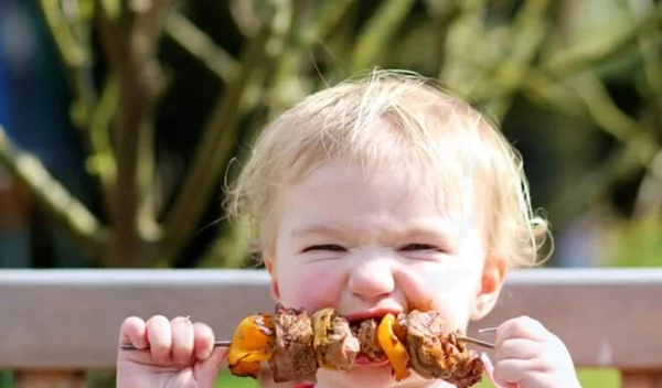 Διατροφή για παιδιά με χαμηλό σίδηρο: Τι συστήνει η διατροφολόγος και οι εθνικές οδηγίες