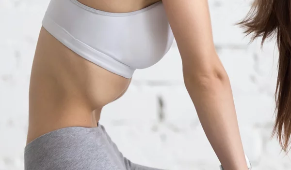 Αναπνοές για επίπεδη κοιλιά: Η άσκηση που ενεργοποιεί και δυναμώνει τους κοιλιακούς μύες