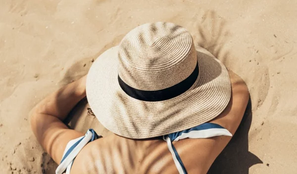 Πώς θα πετύχεις το πιο βαθύ και ασφαλές μαύρισμα