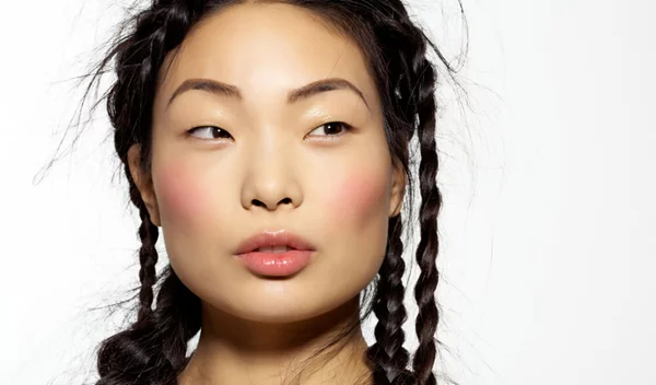 4 μυστικά ομορφιάς από την Κορέα για μακιγιάζ και περιποίηση