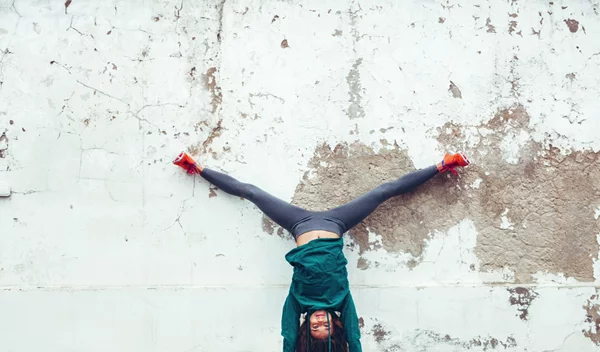 Έχεις φαγούρα εκεί κάτω; Πού μπορεί να οφείλεται και τι μπορείς να κάνεις