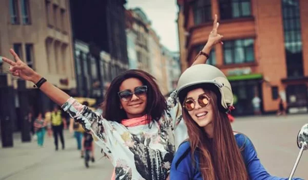 Τι μπορείς να κάνεις αν δεν εγκρίνεις τους φίλους των παιδιών σου; Η ψυχολόγος προτείνει