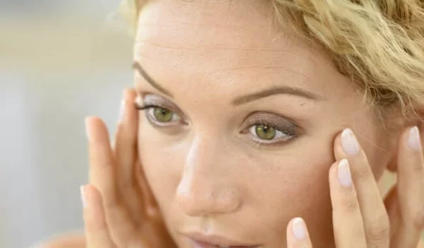 Τι μάσκα προσώπου να πάρω, πόση ώρα να την αφήσω, μπορώ να τις συνδυάσω;