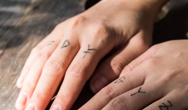 20 τατουάζ στα δάχτυλα για γυναίκες (οι πιο πρωτότυπες ιδέες!)