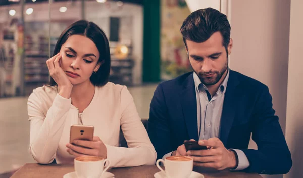 Πειράζει αν έχεις λογαριασμό στο Tinder ενώ είσαι σε σχέση;