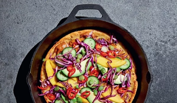 3 συνταγές για εξωτική πίτσα με σούπερ υγιεινά υλικά: Μαροκινή, με μάνγκο ή μπουράτα