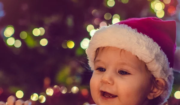 Χριστούγεννα με μωρό: Να στολίσεις δέντρο; Να βάλεις λαμπάκια; Οι απαντήσεις και το βίντεο που έγινε viral