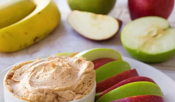 Εύκολο ντιπ για φρούτα με γιαούρτι και φιστικοβούτυρο και έχεις το πιο υγιεινό σνακ σε 1 λεπτό!