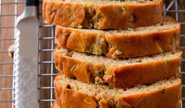 Γλυκό ψωμί με κολοκυθάκι και στραγγιστό γιαούρτι (ναι, είναι σαν κέικ και ούτε που θα καταλάβεις τα υλικά!)