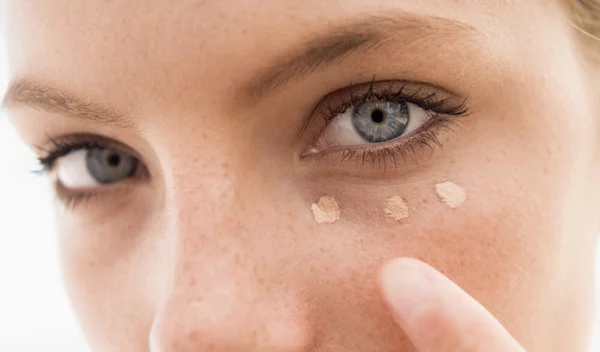 Oι 10 κανόνες του concealer για να καλύψεις ατέλειες