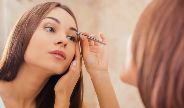 10 πράγματα που κάνουν τα κορίτσια με τέλεια φρύδια!