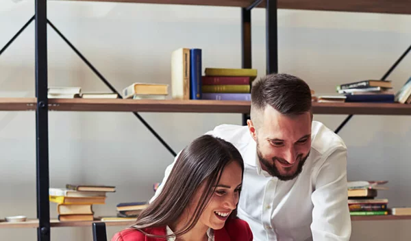 Φλερτ στο γραφείο: Τελικά, θεωρείται απιστία;