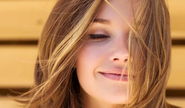 Φτιάξε μόνη σου μάσκα για φριζαρισμένα μαλλιά (το μαγικό αβοκάντο και η θαυματουργή μαγιονέζα)!