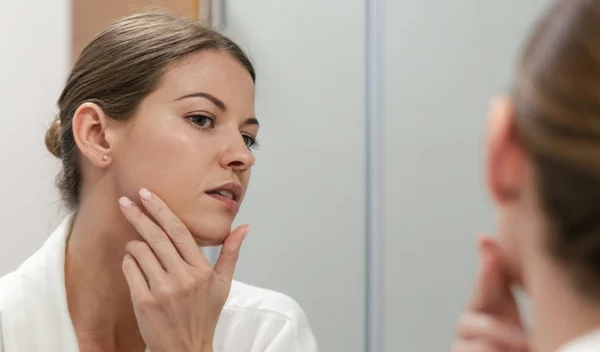 Πώς φεύγουν τα σπυράκια από το πρόσωπο με φυσικό τρόπο; 3 τρόποι για να εξαφανιστούν