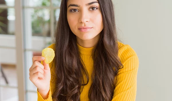 Οι 8 τροφές που σου προσθέτουν χρόνια, δημιουργούν σπυράκια και γενικά σου κάνουν κακό