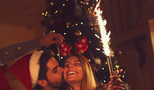 Γιατί φιλιόμαστε κάτω από το γκι; Να γιατί πρέπει να το κάνεις!