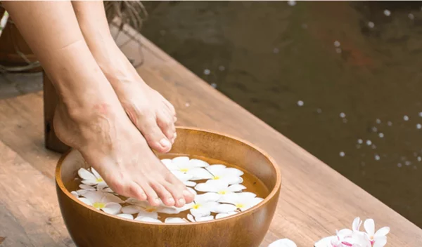 Μύκητες στα νύχια και κακοσμία ποδιών: Ξύδι και έλαιο τεϊόδεντρου για φυσική θεραπεία!