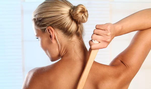 Η μέθοδος Dry Brushing: Εσύ ακόμα να δοκιμάσεις το στεγνό βούρτσισμα για τέλειο δέρμα;