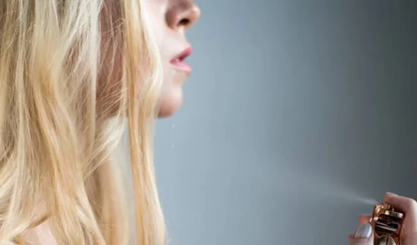 Πώς βάζουμε άρωμα; 5 συμβουλές από τη beauty expert