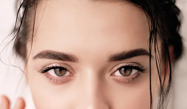 Τι μέικαπ να πάρω; Κρέμα, υγρή μορφή ή πούδρα; Υπάρχει απάντηση