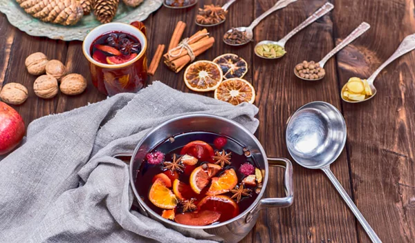 Πώς θα φτιάξεις ζεστό, γλυκό χριστουγεννιάτικο κρασί γκλουβάιν με κανέλα και μυρωδικά (Glühwein) χωρίς ζάχαρη