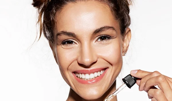 Καστορέλαιο στα μαλλιά, στα φρύδια, στις βλεφαρίδες, στα χείλη: Tα οφέλη και πώς θα το χρησιμοποιήσεις