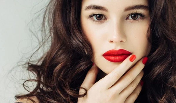 Tι κραγιόν μου ταιριάζει; (στα 20, στα 30, στα 40, στα 50+)