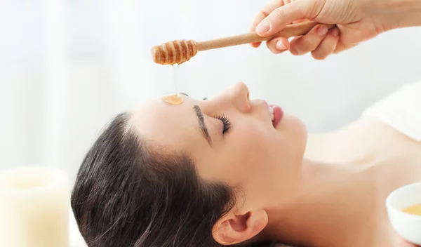 Μέλι στο πρόσωπο: Για την ακμή, τις ουλές, τους πόρους και όχι μόνο