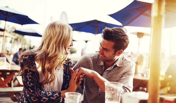 Ραντεβού στα τυφλά: Ο απόλυτος οδηγός επιβίωσης από τους Έλληνες experts των σχέσεων