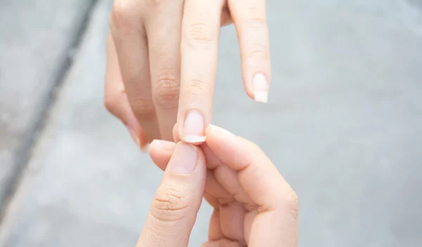 Σπασμένο νύχι; Ιδού ο πιο γρήγορος τρόπος να το διορθώσεις