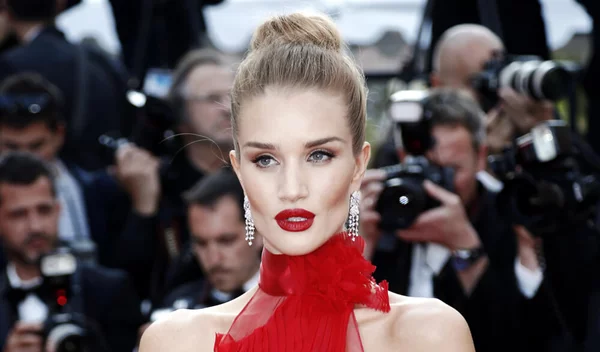 Μακιγιάζ για κόκκινο κραγιόν: 7 σούπερ ιδέες από τις celebrities