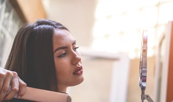 Το πιο hot βίντεο για ίσιωμα μαλλιών στο σπίτι (όπως στο κομμωτήριο!)