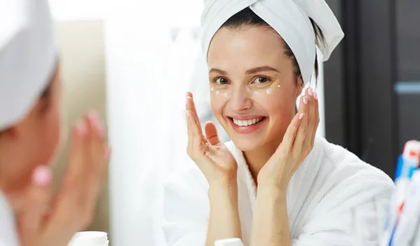 Πώς να βάζω την κρέμα ματιών; Αυτός είναι ο τρόπος για να έχει όντως αποτέλεσμα