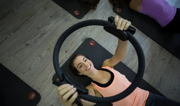 Βίντεο γυμναστικής: Ποιες ασκήσεις να κάνεις με το δαχτυλίδι Πιλάτες