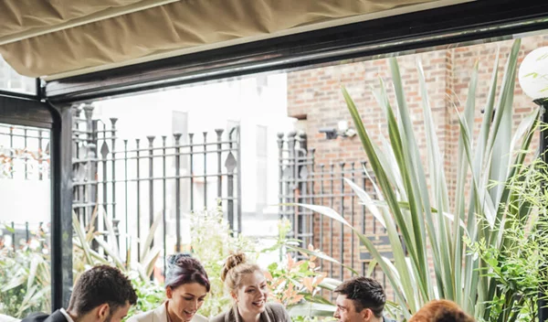 Πώς να πιάσεις κουβέντα εύκολα με οποιονδήποτε;