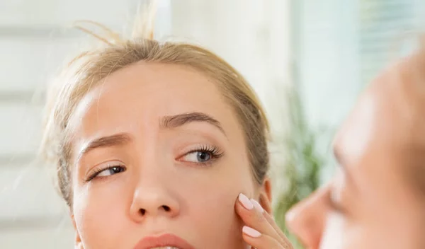 Πρησμένα μάτια, μαύροι κύκλοι, φουσκωμένο πρόσωπο: Πώς αντιμετωπίζονται τα προβλήματα ομορφιάς του hangover;