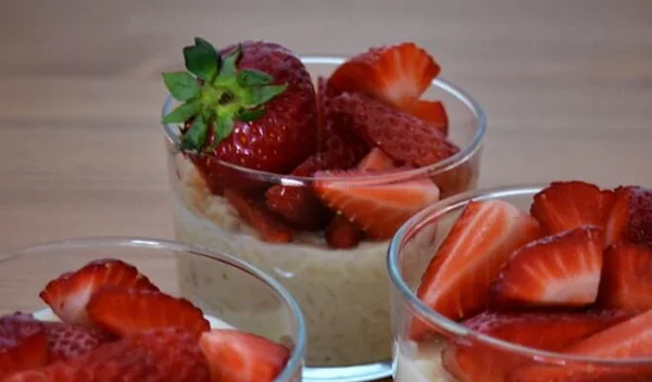 Νηστίσιμο ρυζόγαλο με γάλα καρύδας και φράουλες με συνταγή της ειδικού