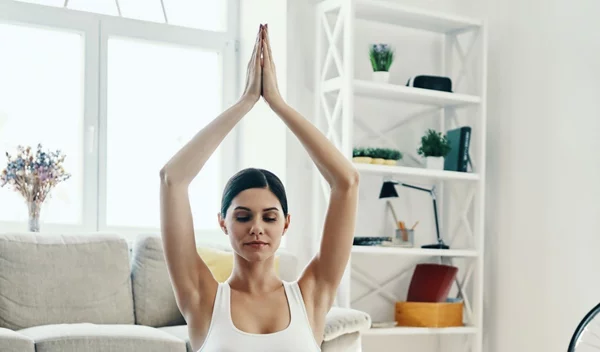 Ψυχοθεραπεία ή γιόγκα; Πώς θα "νικήσεις" καλύτερα το άγχος και θα έχεις καλύτερη υγεία;