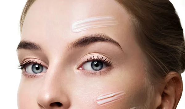 Όσα ΔΕΝ γνώριζες για τη ρετινόλη (αυτό είναι το συστατικό στις κρέμες που ΣΙΓΟΥΡΑ μειώνει τις ρυτίδες)