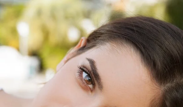 Το περίεργο tip για ξεκούραστο βλέμμα που δουλεύει όντως