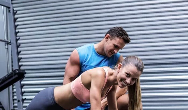 Θες να ξεκινήσεις personal training; 5 ερωτήσεις που ΠΡΕΠΕΙ να κάνεις στον trainer (και φυσικά μία είναι η τιμή)