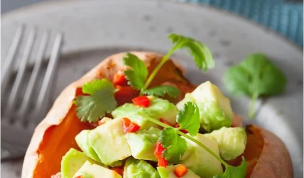 Γλυκοπατάτα με αβοκάντο: Η πιο επιτυχημένη συνταγή με comfort υδατάνθρακα και φρούτο