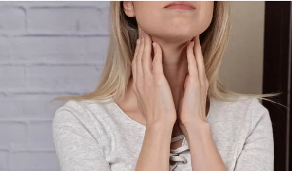 Μήπως έχω υπερθυρεοειδισμό; Οι 12 ενδείξεις που θα σε οδηγήσουν στον ενδοκρινολόγο