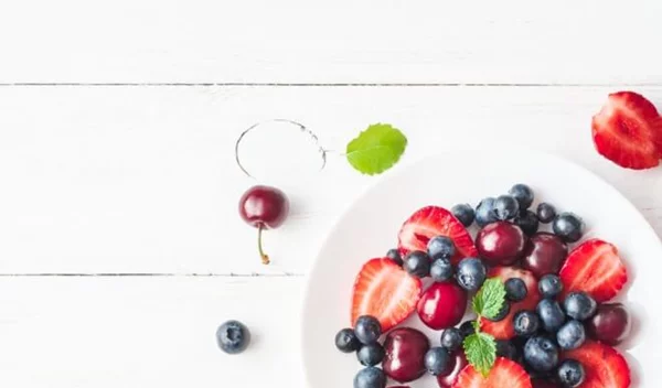 Πόσα φρούτα μπορώ να τρώω; Ολόκληρα, σε smoothie ή χυμό;